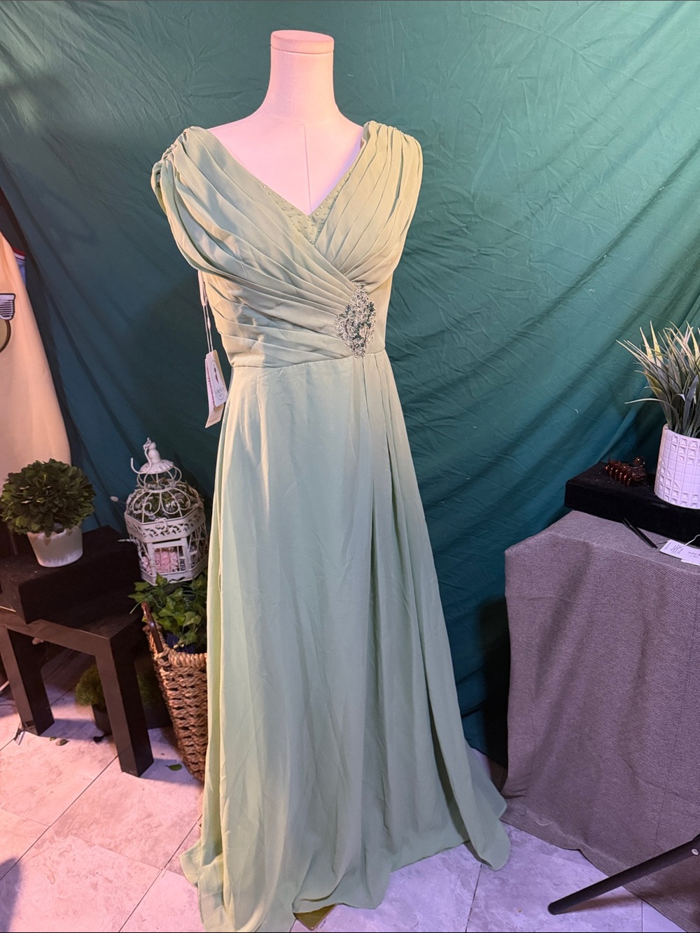 Elegant Sage Green V-Neck Chiffon Evening Dress